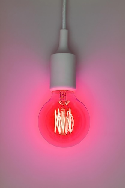 Photo close-up of illuminated electric bulb against wall