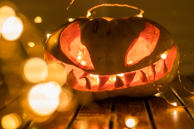 Foto close-up di una zucca illuminata di halloween
