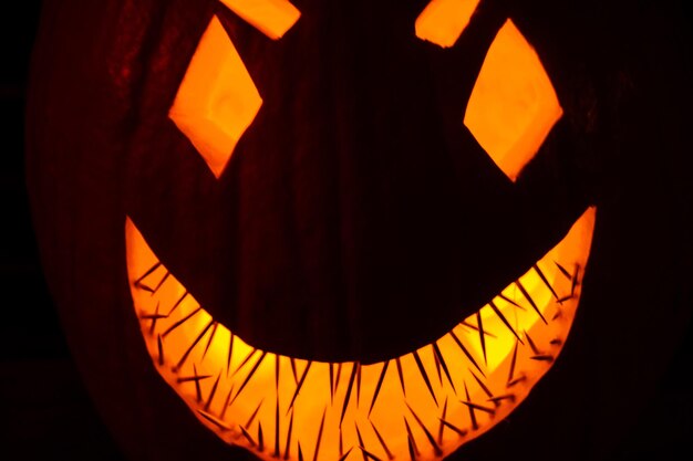 Photo close-up of illuminated jack o lantern during halloween