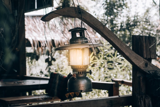 Photo close-up of illuminated lamp hanging on table