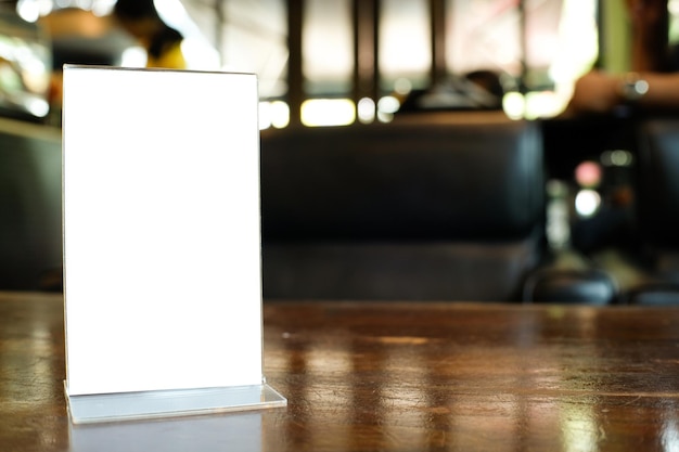 Photo close-up of illuminated lamp on table in restaurant