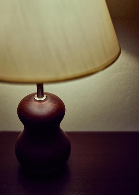 Photo close-up of illuminated lamp on table