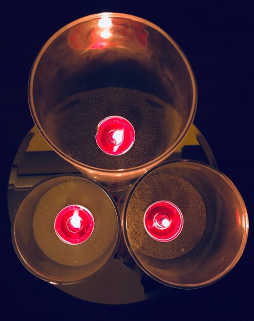 Photo close-up of illuminated lamp on table