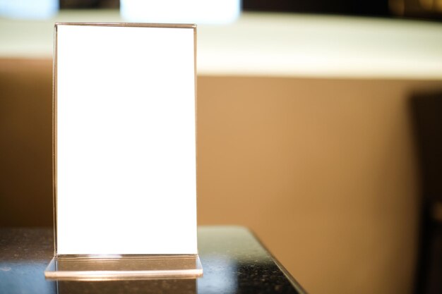 Photo close-up of illuminated lamp on table