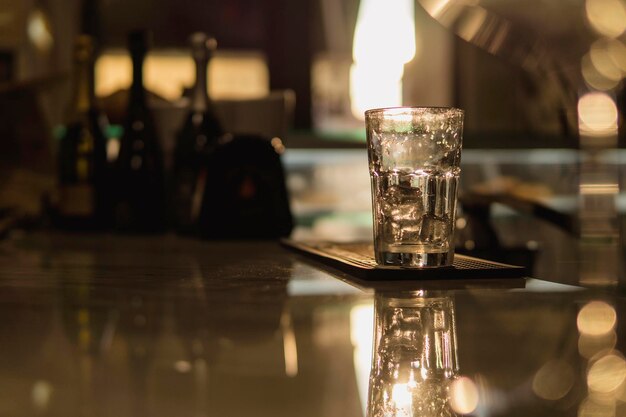 Photo close-up of illuminated lamp on table