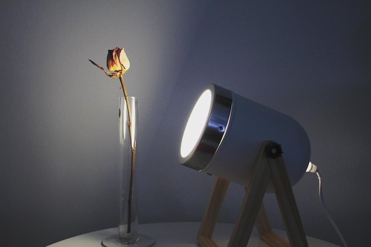 Photo close-up of illuminated lamp on wall at home
