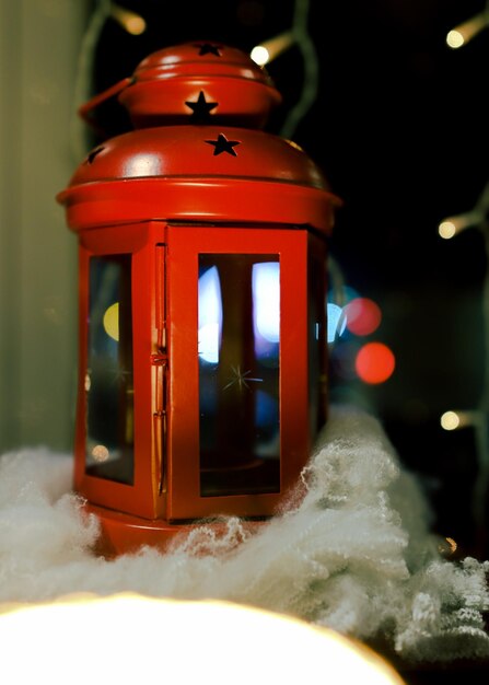 Foto prossimo piano di una lanterna illuminata in inverno