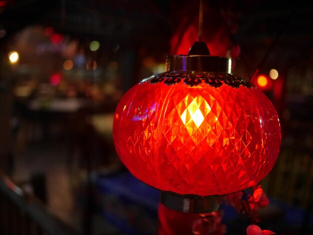 Photo close-up of illuminated lantern hanging at night