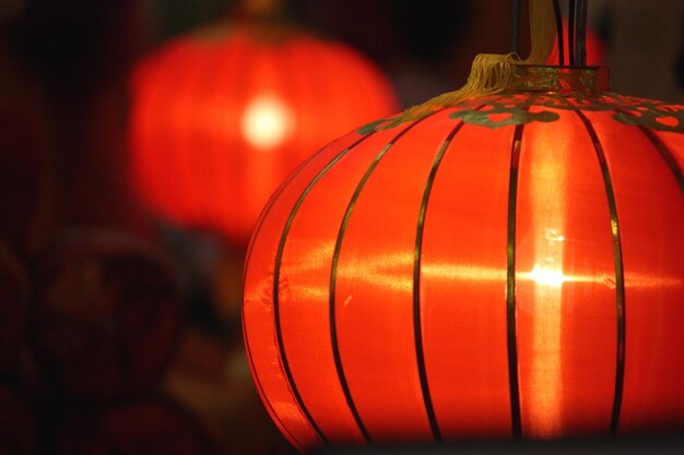 Photo close-up of illuminated lantern hanging at night