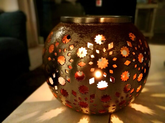 Photo close-up of illuminated lantern on table