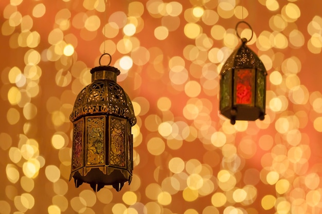 Photo close-up of illuminated lanterns hanging from ceiling