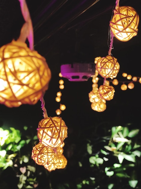 Photo close-up of illuminated lanterns hanging at night