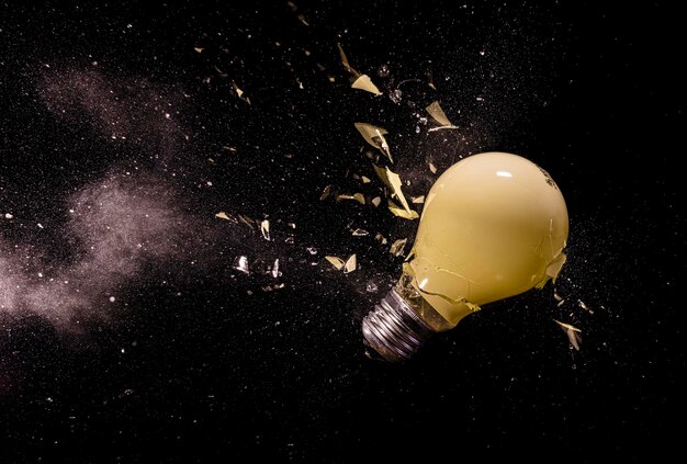 Photo close-up of illuminated light bulb against black background