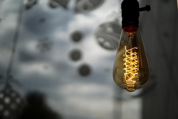 Foto close-up di una lampadina illuminata appesa alla parete