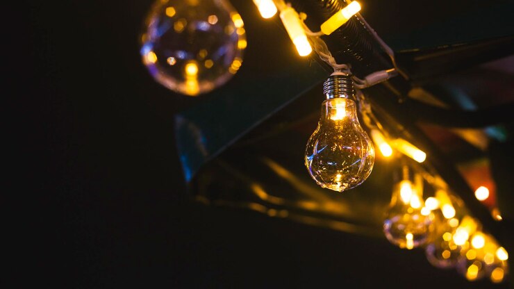 Photo close-up of illuminated light bulb at night
