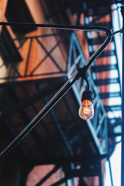 Foto close-up di una lampadina illuminata