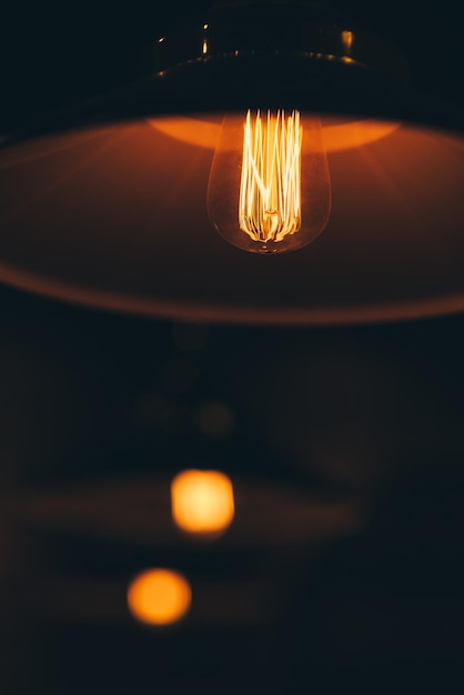 Photo close-up of illuminated light bulb