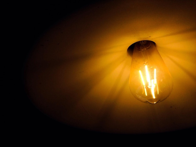 Photo close-up of illuminated light bulb