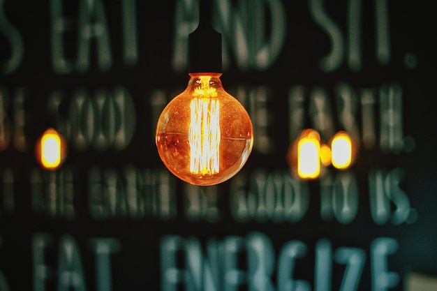 Photo close-up of illuminated light bulb