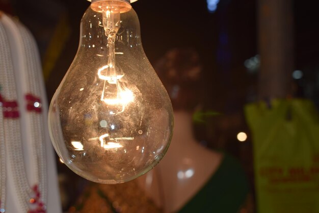 Foto close-up di una lampadina illuminata
