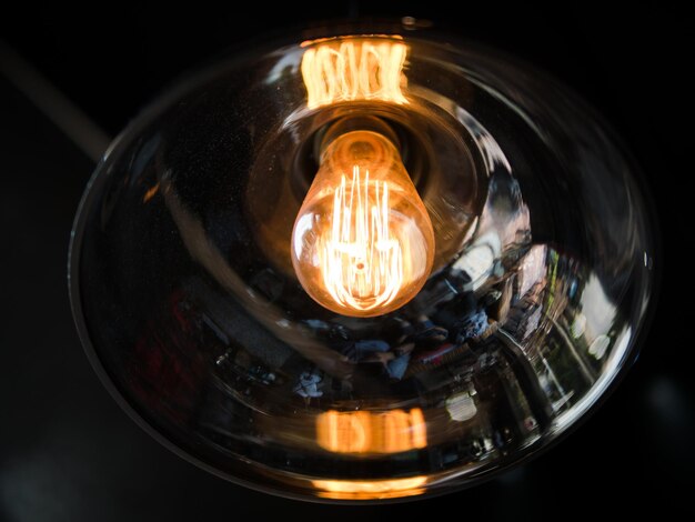 Photo close-up of illuminated light bulb