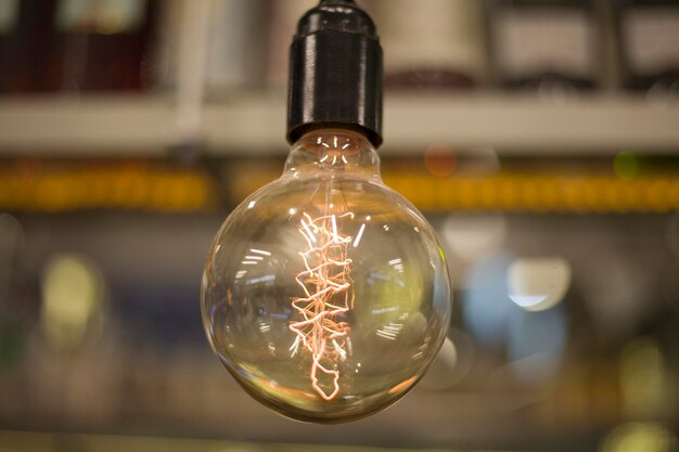 Photo close-up of illuminated light bulb