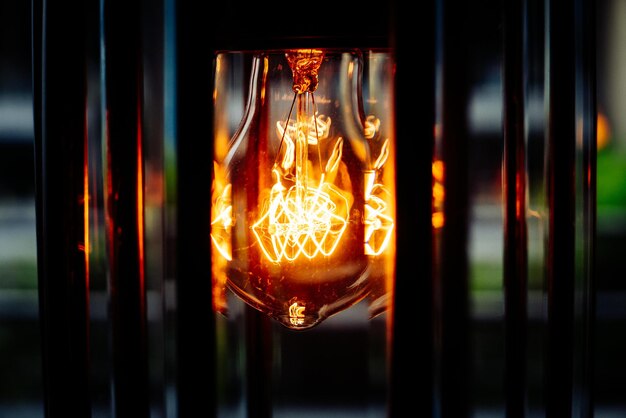 Photo close-up of illuminated light bulb