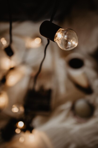 Photo close-up of illuminated light bulb