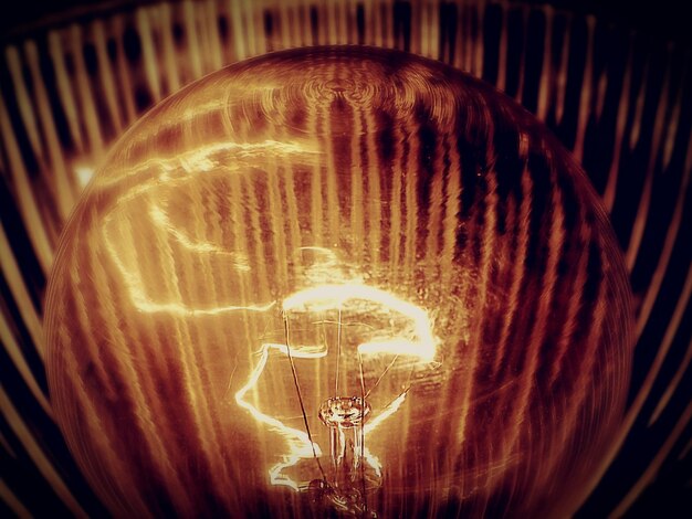 Photo close-up of illuminated light bulb