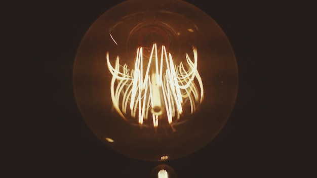 Photo close-up of illuminated light bulb