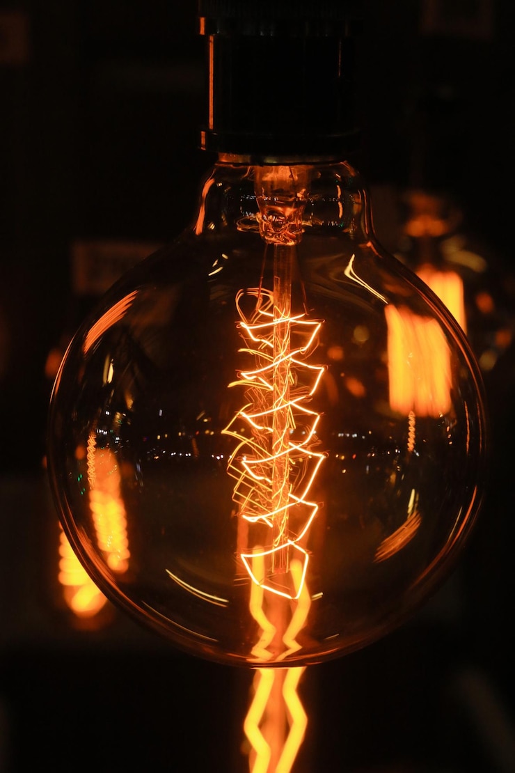 Photo close-up of illuminated light bulbs against black background