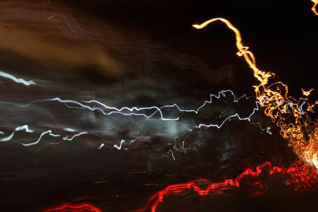 Foto close-up di tracce luminose illuminate di notte