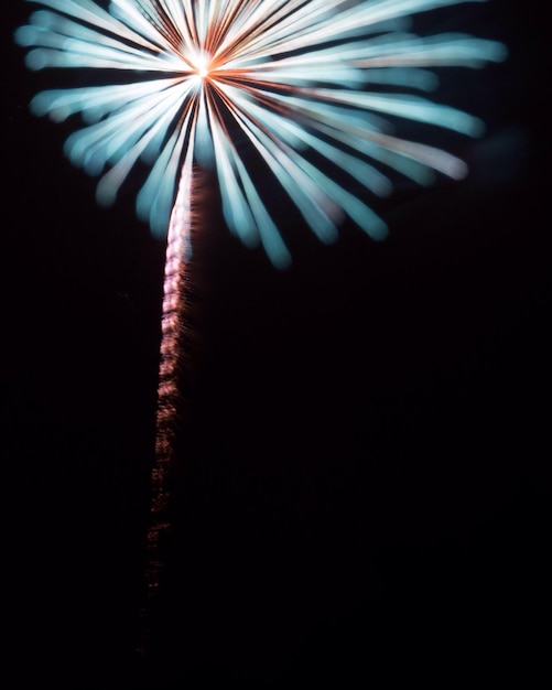 Foto close-up di apparecchiature di illuminazione illuminate su sfondo nero