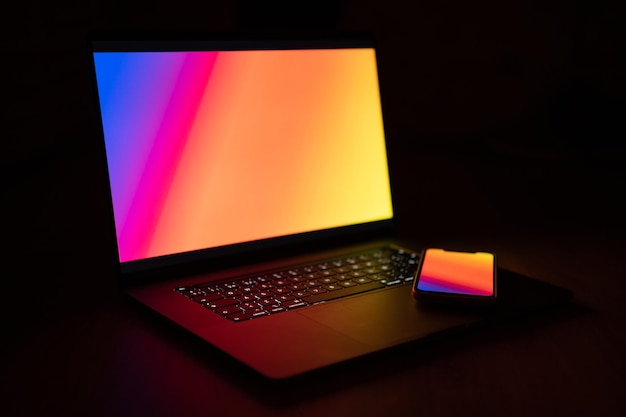 テーブル上の照明装置のクローズアップ