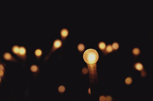 Photo close-up of illuminated lights in the dark