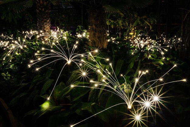 Foto prossimo piano dell'impianto illuminato di notte