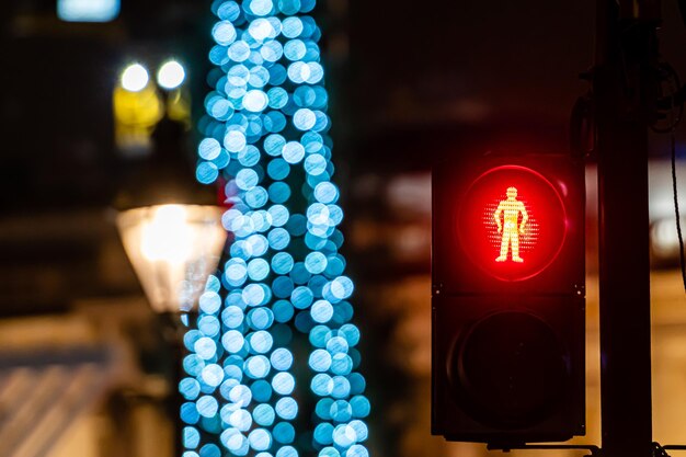 Foto prossimo piano di un segnale stradale illuminato