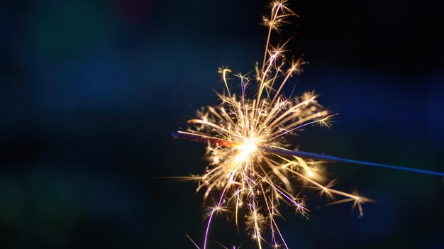 Photo close-up of illuminated sparkler at night