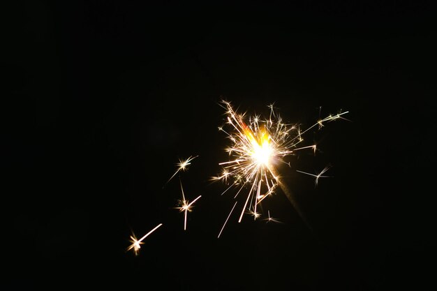 Photo close-up of illuminated sparkler at night