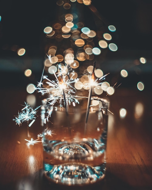 Photo close-up of illuminated sparklers at night