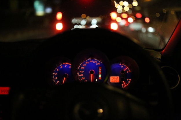 Foto prossimo piano di un tachimetro illuminato in auto