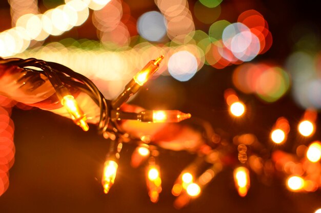 Photo close-up of illuminated string lights at night