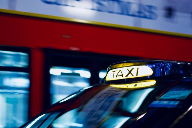 Foto close-up di un cartello di taxi illuminato