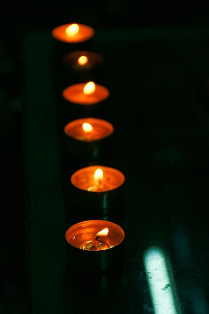 Photo close-up of illuminated tea light candles