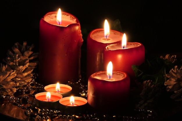 Photo close-up of illuminated tea light candles