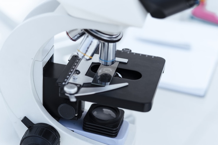 Photo close-up image of a microscope with a sample on a table in the laboratory. photo with a copy-space.