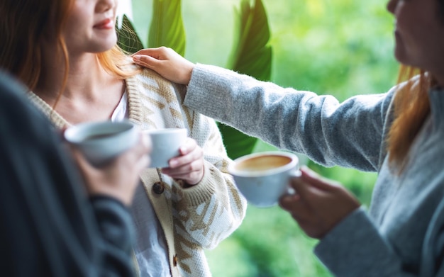 Photo close up image of people enjoyed talking and drinking coffee together