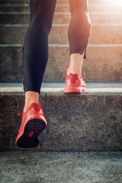 Photo close up image runner legs in running shoes