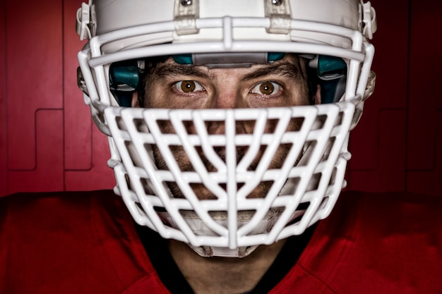Close-up in de ogen van een voetballer met een rood uniform op een kastje.