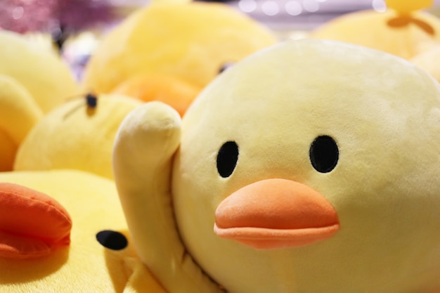 Foto close-up in gezicht van gele eendpop.